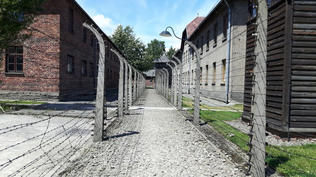 Auschwitz I Auschwitz I - Alueiden välissä oli ns. ei kenenkään maa, jota vartioitiin ankarasti. Alueella oleva henkilö oli lupa tappaa välittömästi.