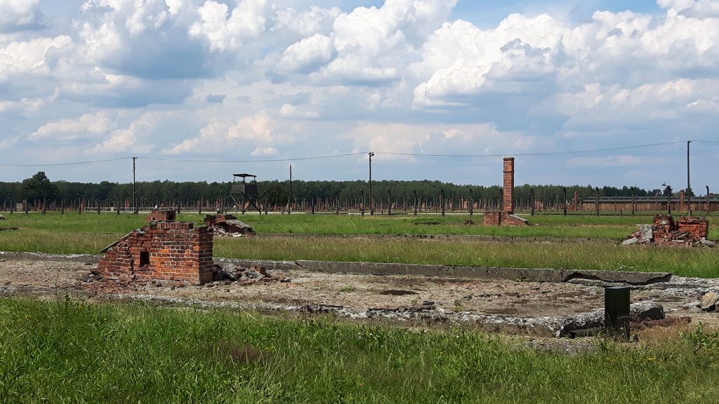 Auschwitz II – Auschwitz-Birkenau. Leiri pommitettiin toisessa maailman sodassa, joten jäljellä on lähinnä rauniot