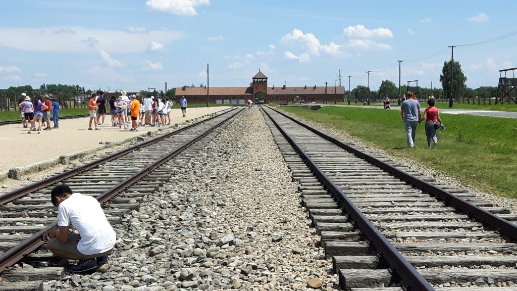 Auschwitz II – Auschwitz-Birkenau. Tuhoamisleirin sisäänkäynti. Junaraiteet kulkivat portista leiriin.