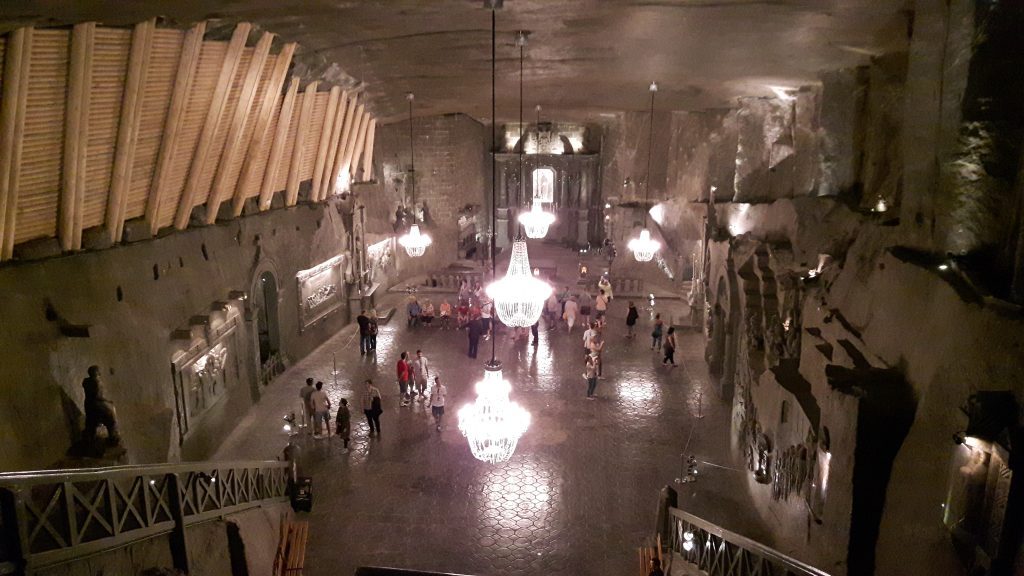 Wieliczkan suolakaivoksen suurin sali, jonka seinät, lattia, katto ja koristeet ovat suolaa.